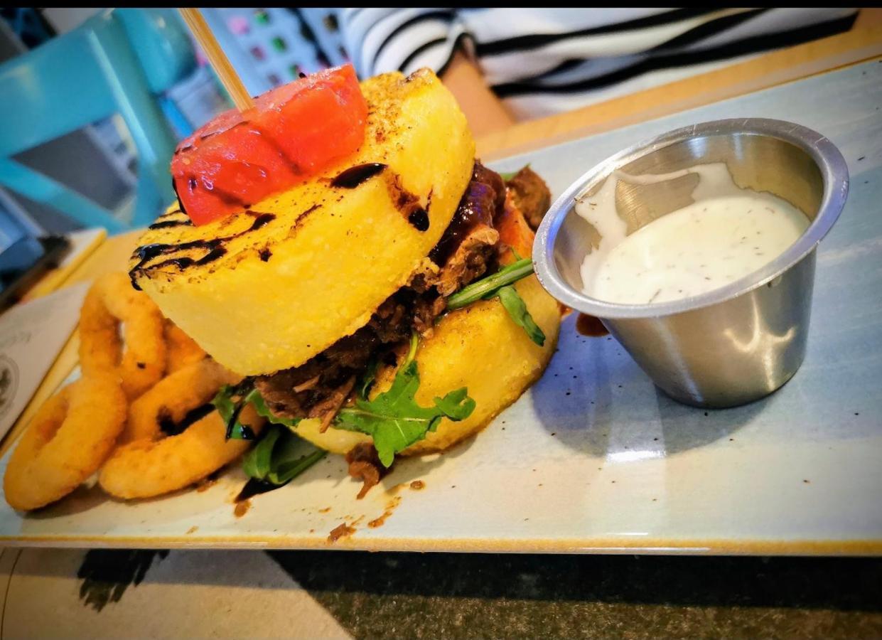 Artmotel & Bistro Haţeg Dış mekan fotoğraf