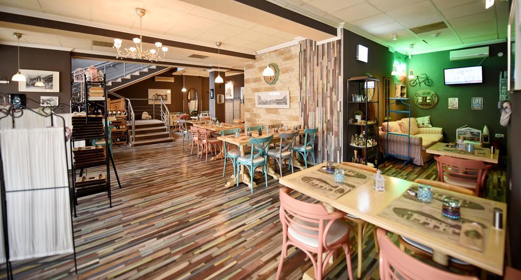 Artmotel & Bistro Haţeg Dış mekan fotoğraf
